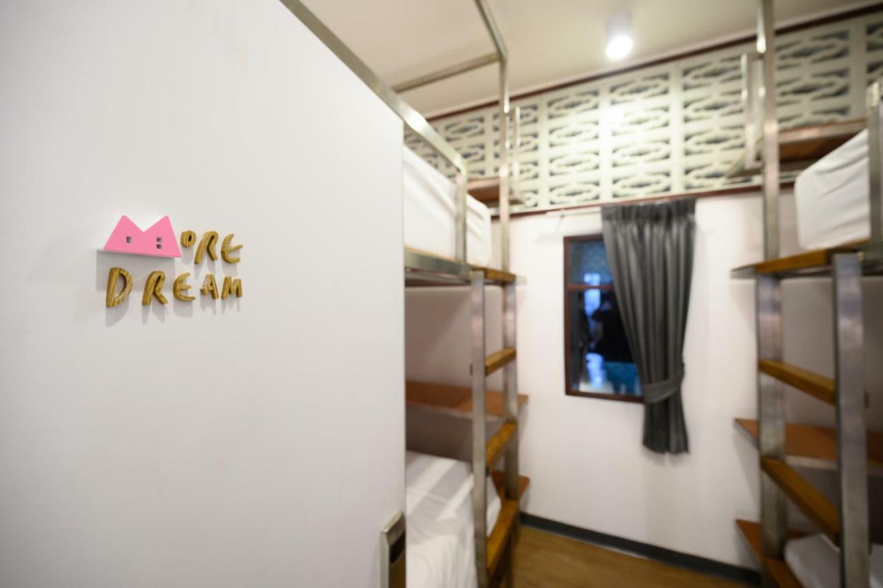 Rest Is More Hostel Bangkok Kültér fotó
